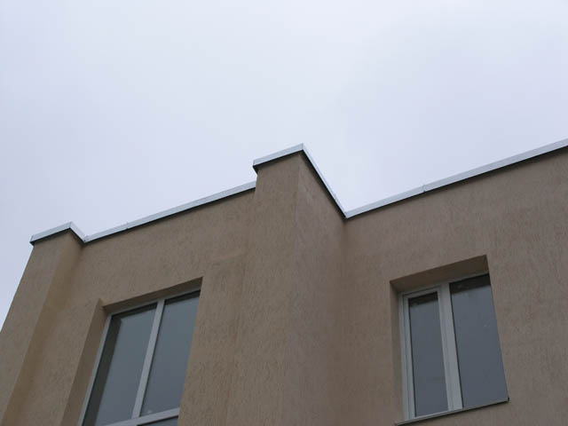 вид парапету на фасаді будівлі