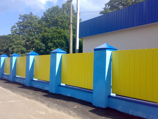 fence of corrugated