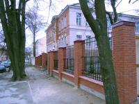кованый забор с клпаками